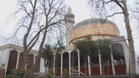 Exterior-De-La-Mezquita-De-Regents-Park-En-Londres,-Reino-Unido-7
